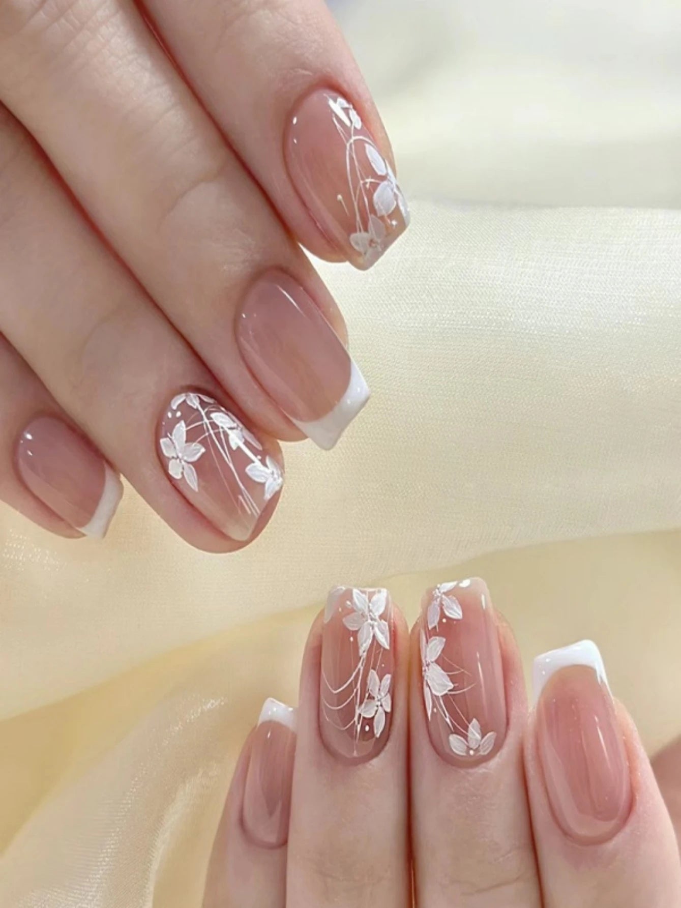 24Pcs Short Square Head Press on False Nails with White Rhinestone Flower French Design Fake Nail Wearable Full Cover Nails Tips